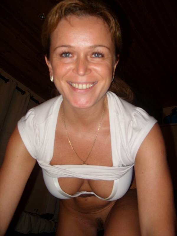 Мамаша сняла трусы и хвастается пилоткой лежа на ковре 2 фотография Мамаша сняла трусы и хвастается пилоткой лежа на ковре 2 фотография