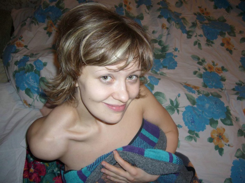 Игривая мамаша красуется волосатой киской в ванной 8 фотография Игривая мамаша красуется волосатой киской в ванной 8 фотография