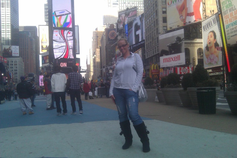 Белокурая мамаша с пышными формами отсасывает кавалеру и позирует голышом 2 фотография Белокурая мамаша с пышными формами отсасывает кавалеру и позирует голышом 2 фотография