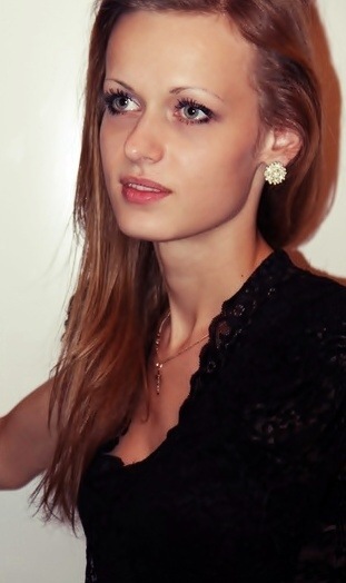 Худощавая блондинка нагишом на природе 1 фотография Худощавая блондинка нагишом на природе 1 фотография