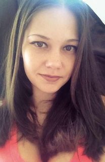 Милая брюнетка на скале показал голое тело