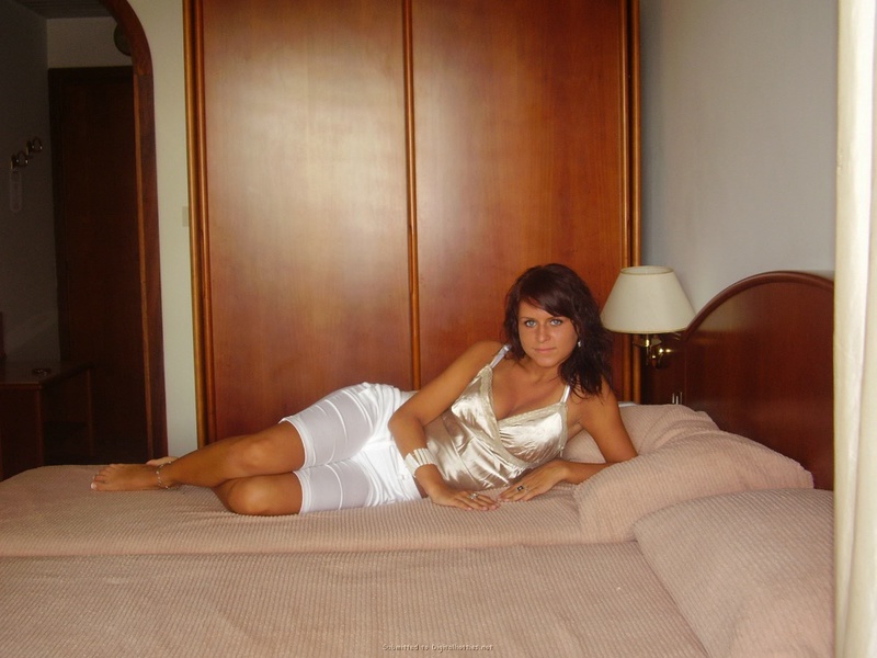 Голая стройняшка делает минет на природе 4 фотография Голая стройняшка делает минет на природе 4 фотография