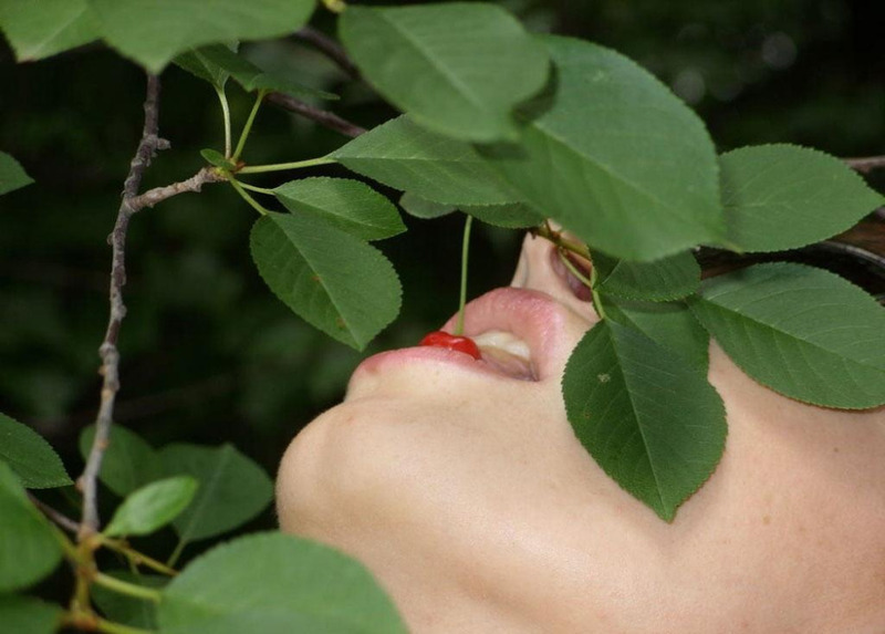 Проказница обнажила прелести во время прогулки в парке 5 фотография Проказница обнажила прелести во время прогулки в парке 5 фотография