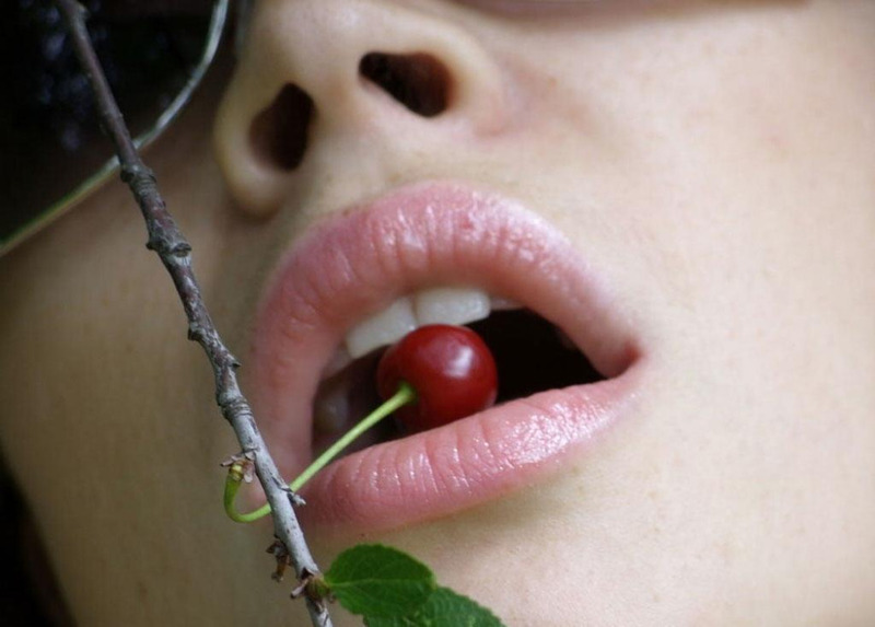 Проказница обнажила прелести во время прогулки в парке 6 фотография Проказница обнажила прелести во время прогулки в парке 6 фотография