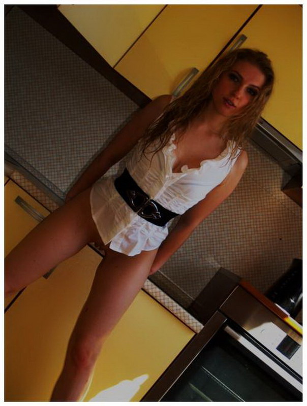 Стеснительная милашка похвасталась сексуальным телом 1 фотография Стеснительная милашка похвасталась сексуальным телом 1 фотография