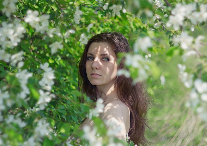 Модель ню отправилась в весенний сад 5 фотография Модель ню отправилась в весенний сад 5 фотография