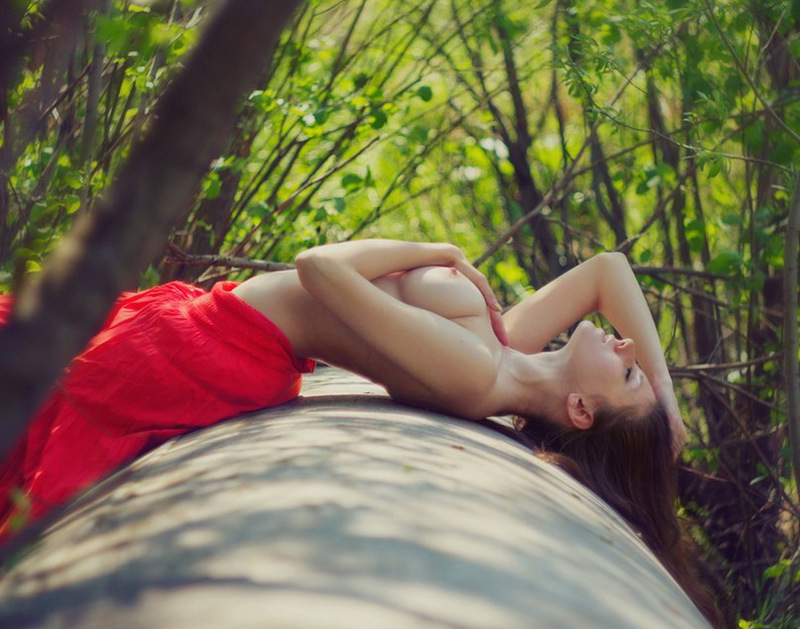 Модель ню отправилась в весенний сад 6 фотография Модель ню отправилась в весенний сад 6 фотография