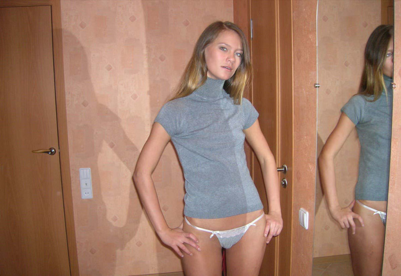 Девка в белых трусиках крутит жопой возле зеркала 2 фотография Девка в белых трусиках крутит жопой возле зеркала 2 фотография