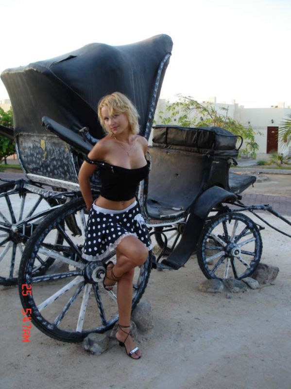 Грудастая озорница нагишом в нудистском племени 1 фотография Грудастая озорница нагишом в нудистском племени 1 фотография