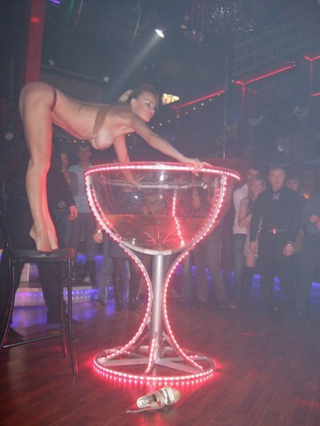 Рыжеволосая танцовщица блещет большими дойками 7 фотография Рыжеволосая танцовщица блещет большими дойками 7 фотография