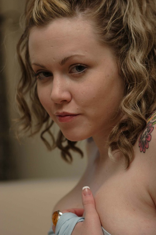 Милашка с большими буйками позирует для журнала 6 фотография Милашка с большими буйками позирует для журнала 6 фотография