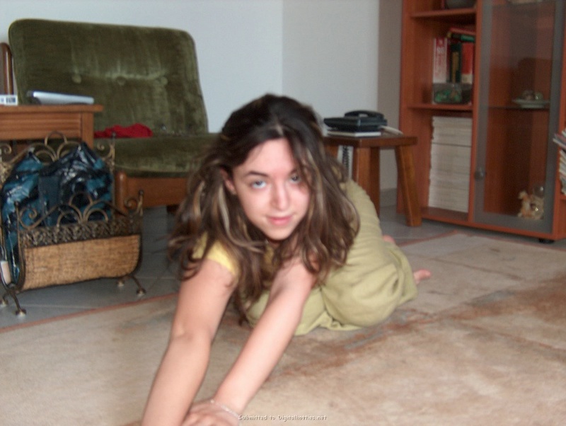 Студентка засветила титьки и осталась в трусах 4 фотография Студентка засветила титьки и осталась в трусах 4 фотография