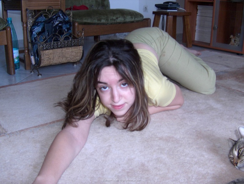 Студентка засветила титьки и осталась в трусах 6 фотография Студентка засветила титьки и осталась в трусах 6 фотография