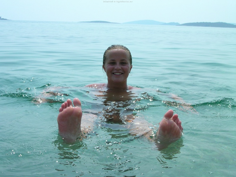 Эффектная баловница обнажила дойки на пляже 15 фотография Эффектная баловница обнажила дойки на пляже 15 фотография