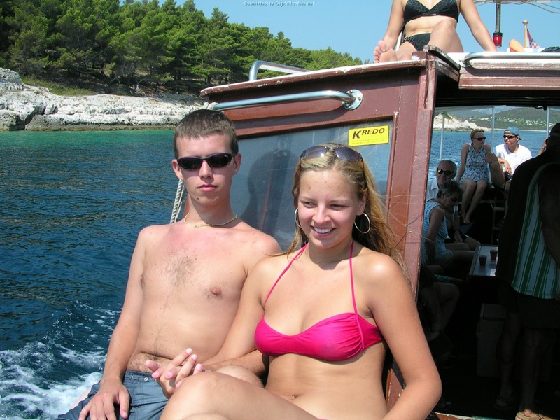 Эффектная баловница обнажила дойки на пляже 25 фотография Эффектная баловница обнажила дойки на пляже 25 фотография