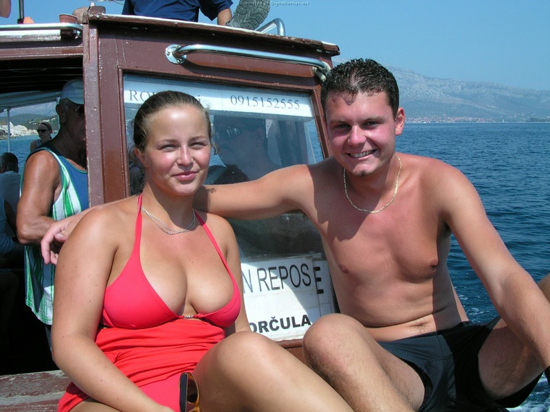 Эффектная баловница обнажила дойки на пляже 24 фотография Эффектная баловница обнажила дойки на пляже 24 фотография