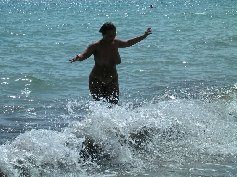 Эффектная баловница обнажила дойки на пляже 27 фотография Эффектная баловница обнажила дойки на пляже 27 фотография