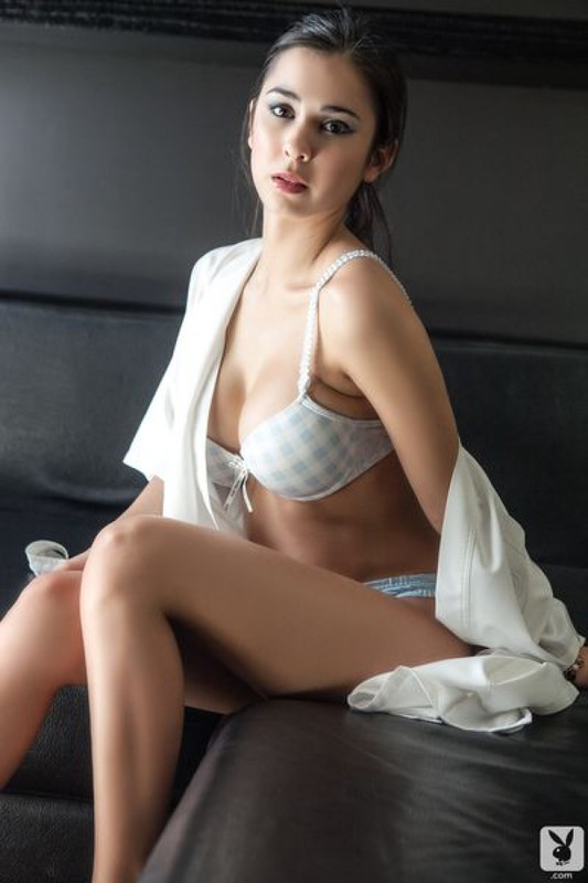 Модель с большими дойками позирует 12 фотография Модель с большими дойками позирует 12 фотография