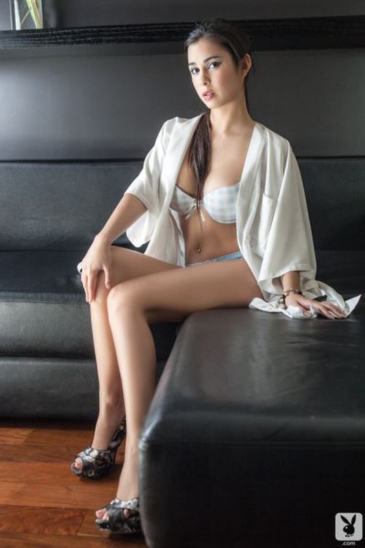 Модель с большими дойками позирует 30 фотография Модель с большими дойками позирует 30 фотография