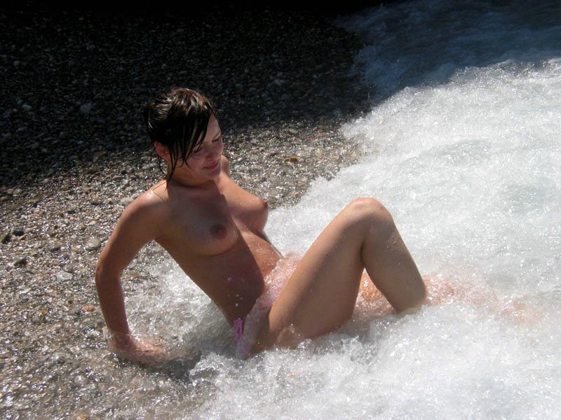 Стройная красотка оголят грудь на берегу океана 2 фотография Стройная красотка оголят грудь на берегу океана 2 фотография