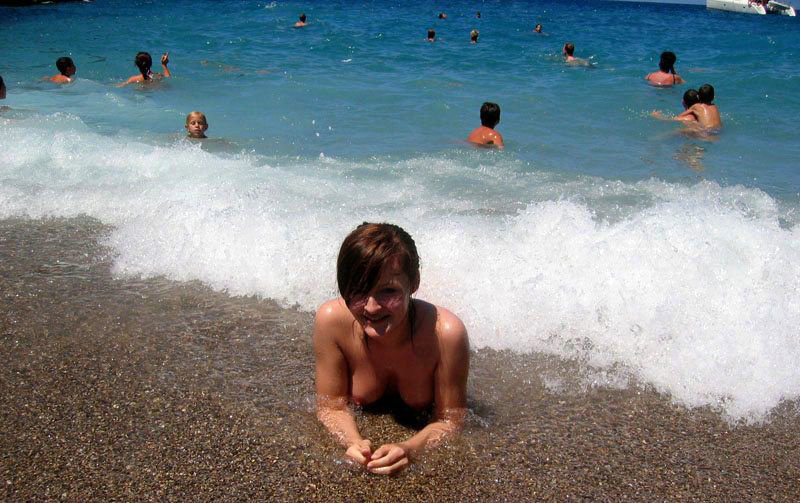 Стройная красотка оголят грудь на берегу океана 18 фотография Стройная красотка оголят грудь на берегу океана 18 фотография