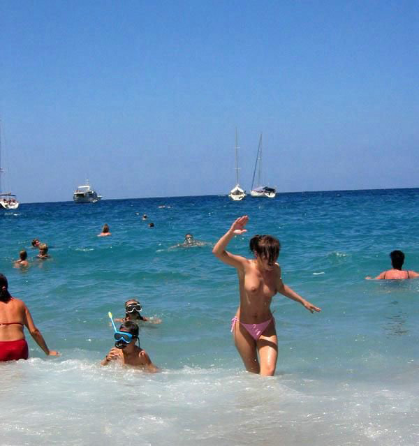 Стройная красотка оголят грудь на берегу океана 14 фотография Стройная красотка оголят грудь на берегу океана 14 фотография