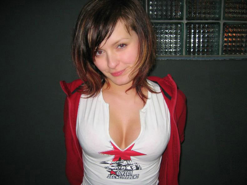 Стройная красотка оголят грудь на берегу океана 19 фотография Стройная красотка оголят грудь на берегу океана 19 фотография