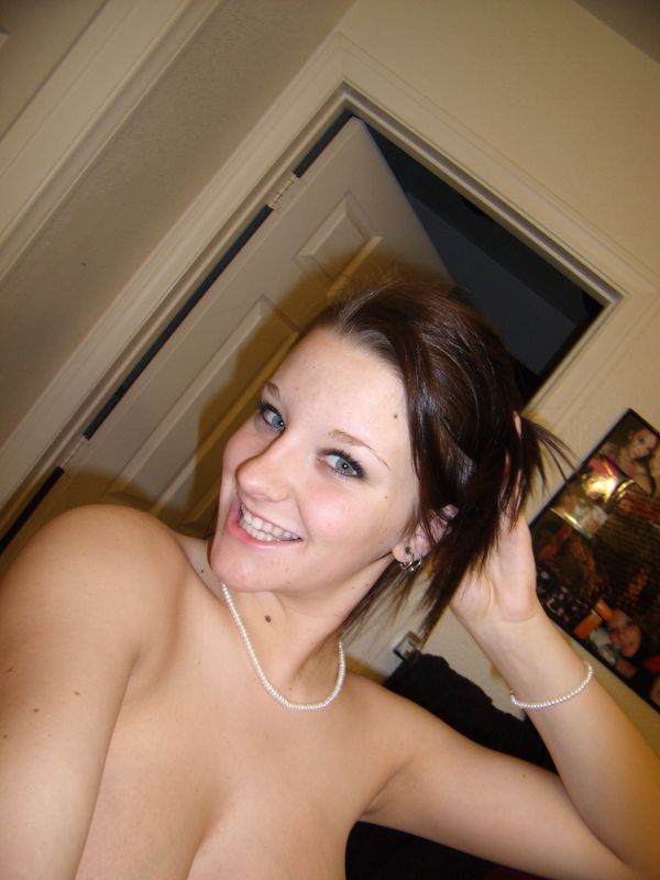 Американка в чёрных трусиках сняла майку и показала буфера 5 фотография Американка в чёрных трусиках сняла майку и показала буфера 5 фотография