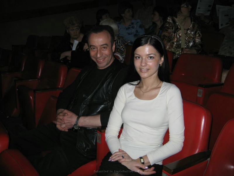 Изящная брюнетка в гостях у своего зрелого любовника 4 фотография Изящная брюнетка в гостях у своего зрелого любовника 4 фотография