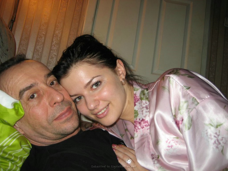 Изящная брюнетка в гостях у своего зрелого любовника 7 фотография Изящная брюнетка в гостях у своего зрелого любовника 7 фотография