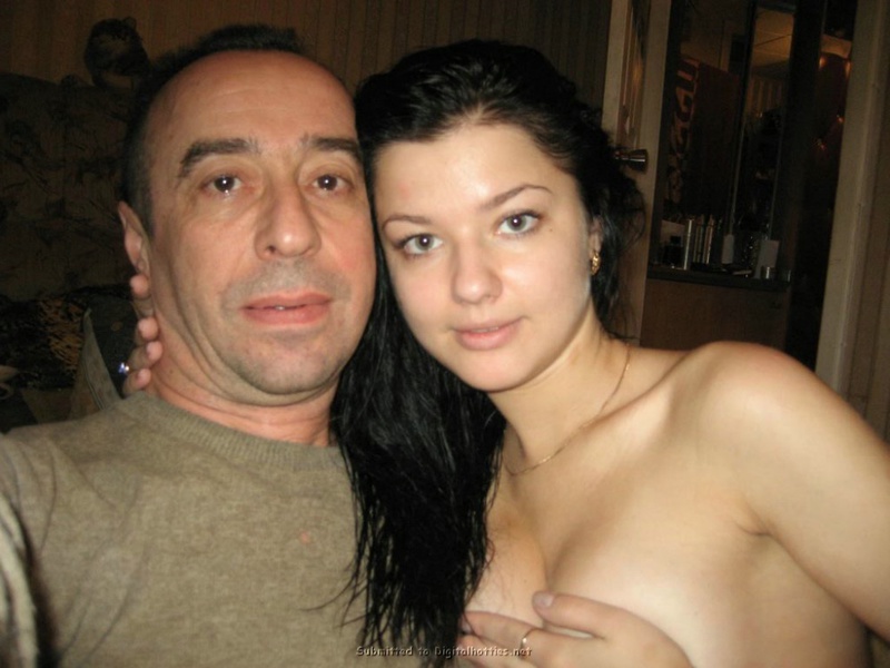 Изящная брюнетка в гостях у своего зрелого любовника 16 фотография Изящная брюнетка в гостях у своего зрелого любовника 16 фотография