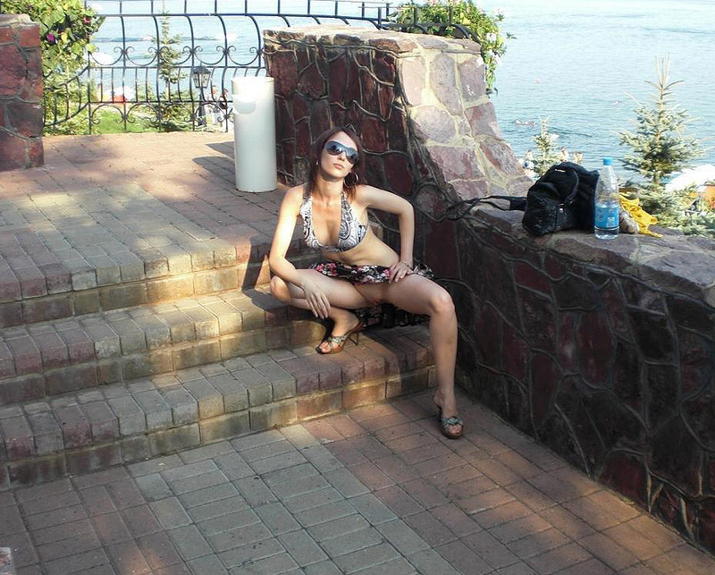 Худосочная барышня раздевается на улице 2 фотография Худосочная барышня раздевается на улице 2 фотография