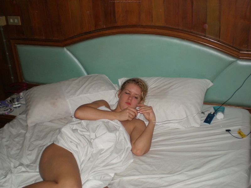 Молодые любовники на отдыхе у моря 18 фотография Молодые любовники на отдыхе у моря 18 фотография