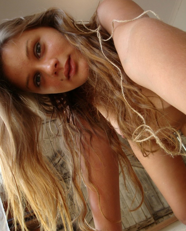 Раскрепощенная извращенка делает откровенное селфи 16 фотография Раскрепощенная извращенка делает откровенное селфи 16 фотография