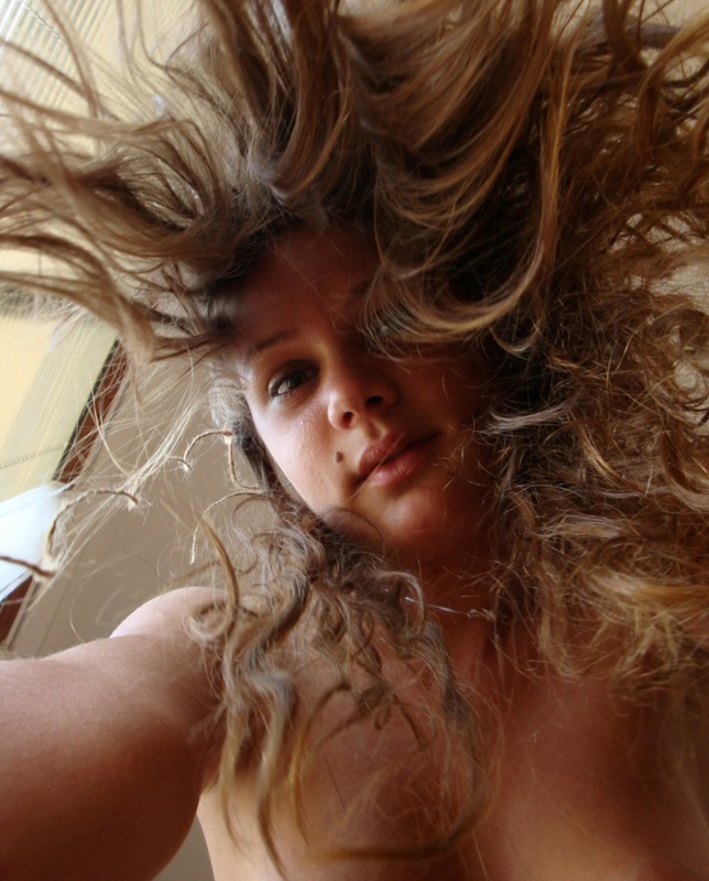 Раскрепощенная извращенка делает откровенное селфи 15 фотография Раскрепощенная извращенка делает откровенное селфи 15 фотография