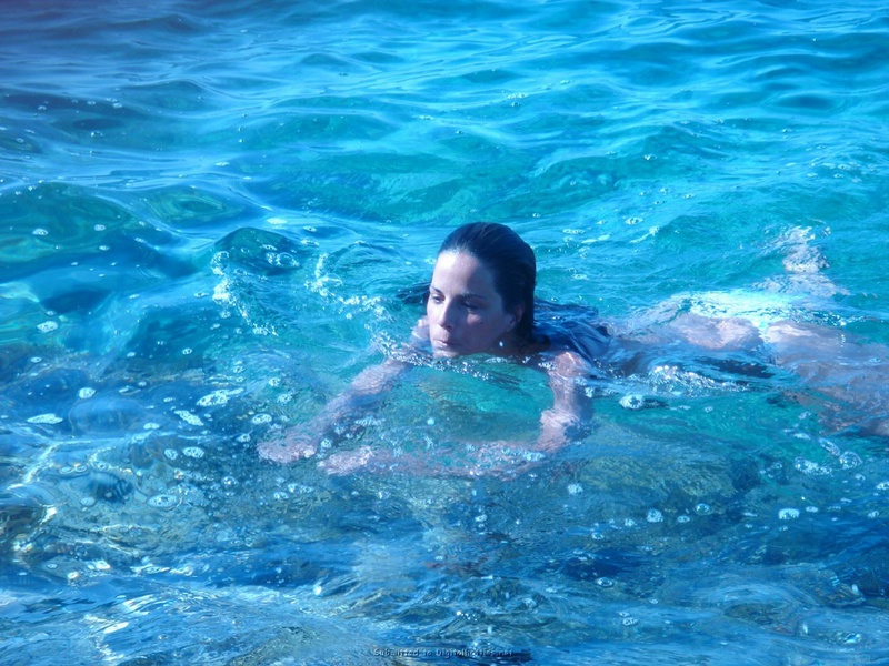 Стройная нудистка загорает на камнях 19 фотография