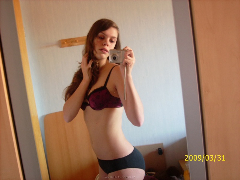 Кучерявая милашка оголила сиськи 8 фотография