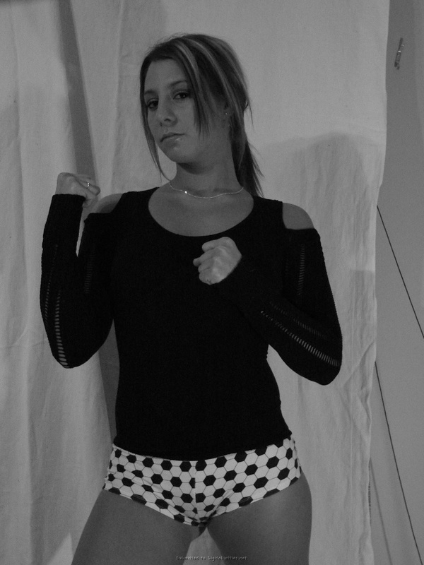 Сексапильная давалка шалит с секс игрушкой 24 фотография Сексапильная давалка шалит с секс игрушкой 24 фотография