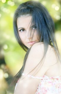 Очаровательная мадемуазель разделась на свежем воздухе