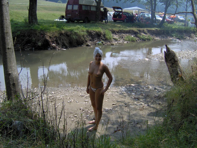 Привлекательная сучка загорает топлес у реки 10 фотография Привлекательная сучка загорает топлес у реки 10 фотография