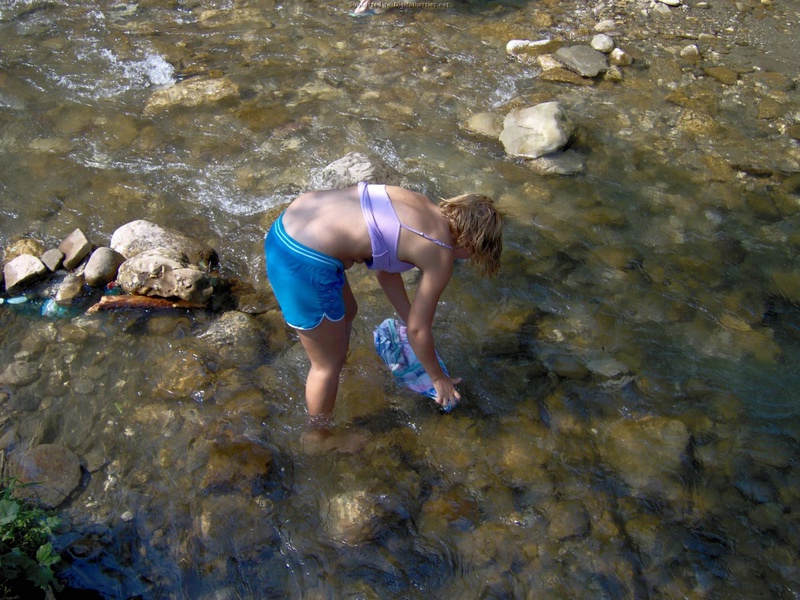 Привлекательная сучка загорает топлес у реки 2 фотография Привлекательная сучка загорает топлес у реки 2 фотография