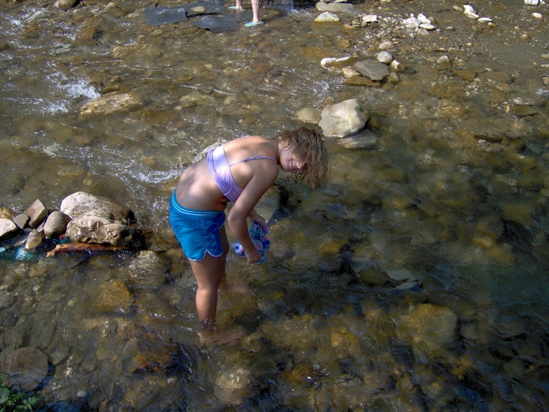 Привлекательная сучка загорает топлес у реки 3 фотография Привлекательная сучка загорает топлес у реки 3 фотография