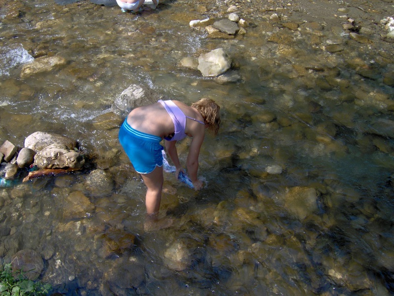 Привлекательная сучка загорает топлес у реки 1 фотография Привлекательная сучка загорает топлес у реки 1 фотография