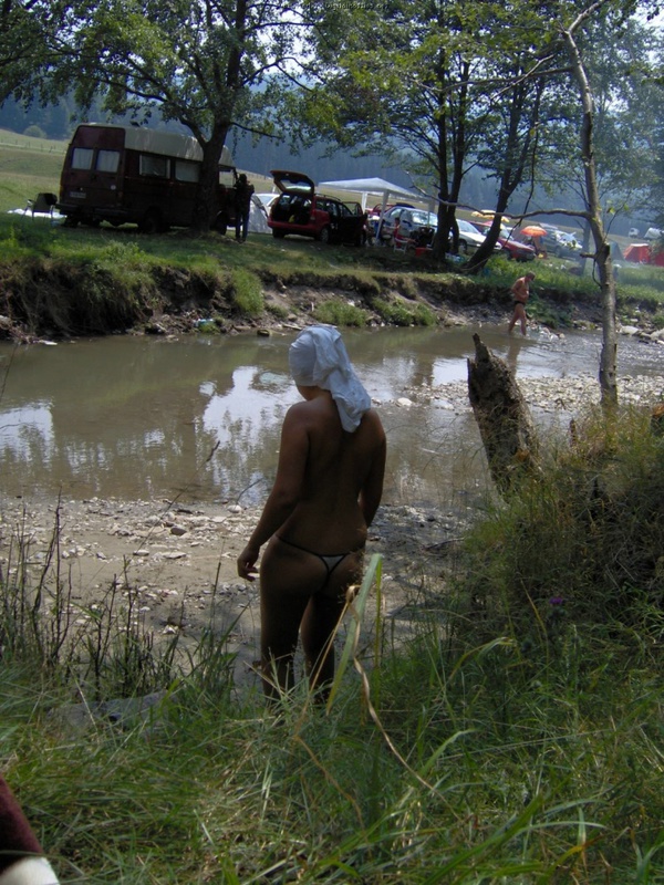 Привлекательная сучка загорает топлес у реки 9 фотография Привлекательная сучка загорает топлес у реки 9 фотография