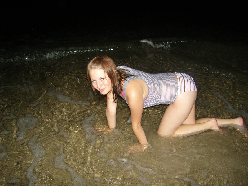 Симпатичная милашка искушает упругим бюстом 1 фотография Симпатичная милашка искушает упругим бюстом 1 фотография