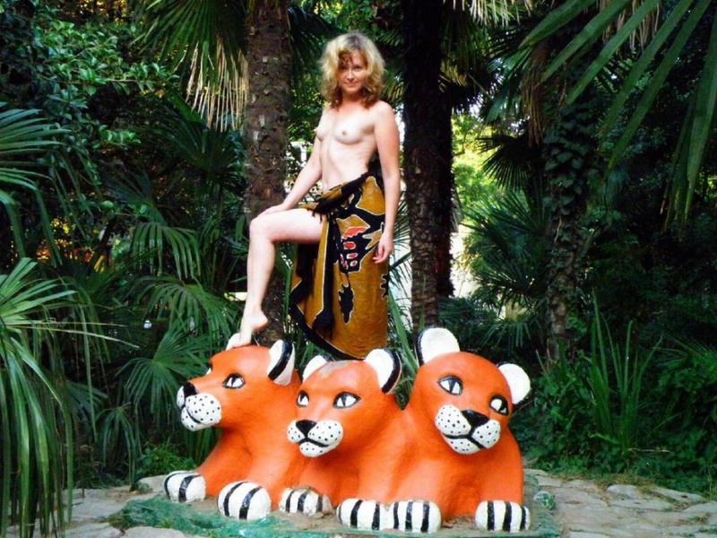 Страстная мамаша прогуливается голенькая 3 фотография Страстная мамаша прогуливается голенькая 3 фотография