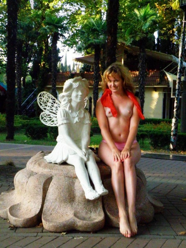 Страстная мамаша прогуливается голенькая 8 фотография Страстная мамаша прогуливается голенькая 8 фотография