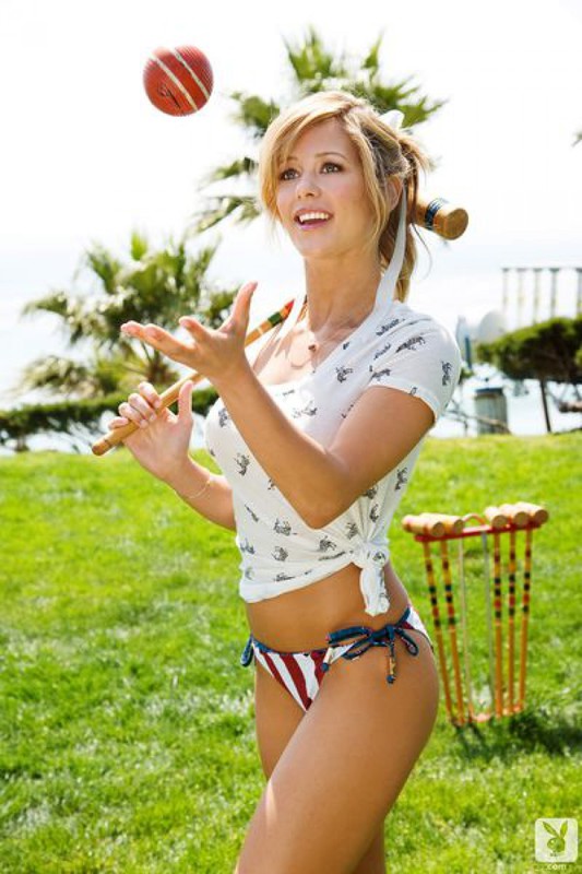 Роскошная блондинка показывает аппетитную попку 8 фотография Роскошная блондинка показывает аппетитную попку 8 фотография