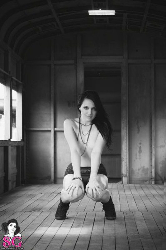 Эффектная студента обнажилась в старом вагоне 12 фотография Эффектная студента обнажилась в старом вагоне 12 фотография