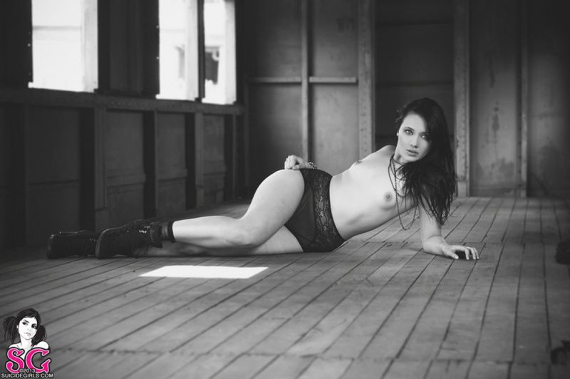 Эффектная студента обнажилась в старом вагоне 40 фотография Эффектная студента обнажилась в старом вагоне 40 фотография